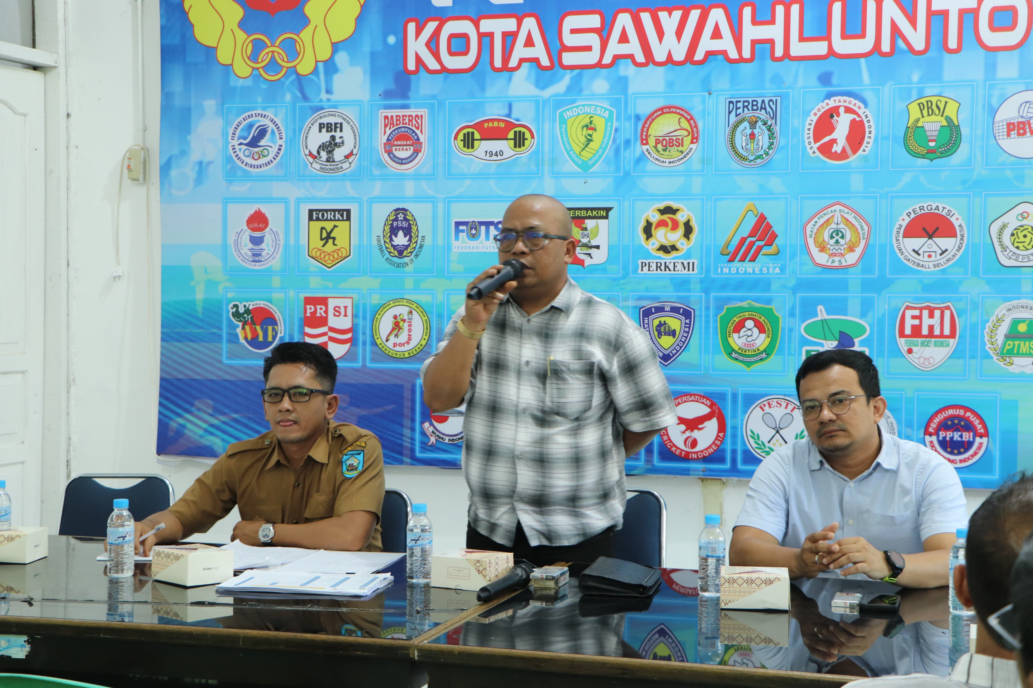 H. Jhon Reflita, Ketua Umum KONI Sawahlunto, memberikan sambutan dalam Rapat Koordinasi persiapan Porprov XVI Tahun 2026 di Aula Kantor KONI Sawahlunto, Senin (27/4/2026). (foto/humas koni sawahlunto)